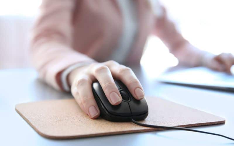 L'Impact des Tapis de Souris Ergonomiques sur la Productivité au Travail L'Impact des Tapis de Souris Ergonomiques sur la Productivité au Travail Bureautique impact tapis souris ergonomiques productivite travail 1
