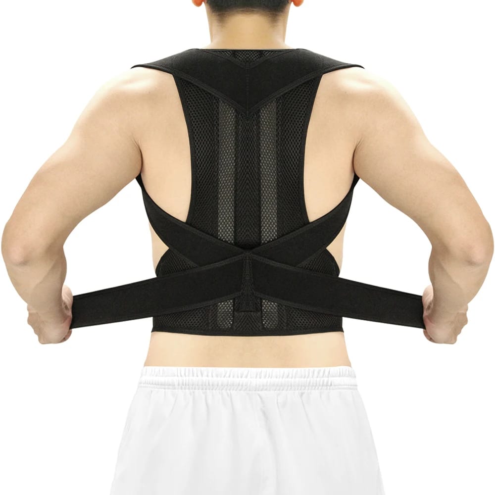Correcteur de Posture Noir Confortable et Respirant sur un homme et sur fond blanc