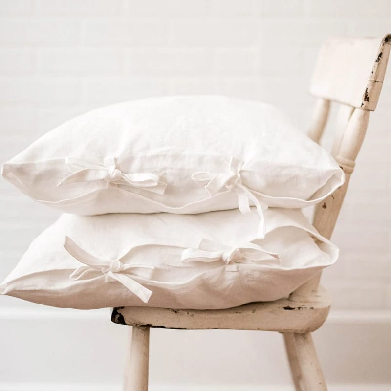 Lot de Deux Housses de Coussin Ergonomique Douces et Confortables en Lin mises sur 2 coussins posés sur une chaise