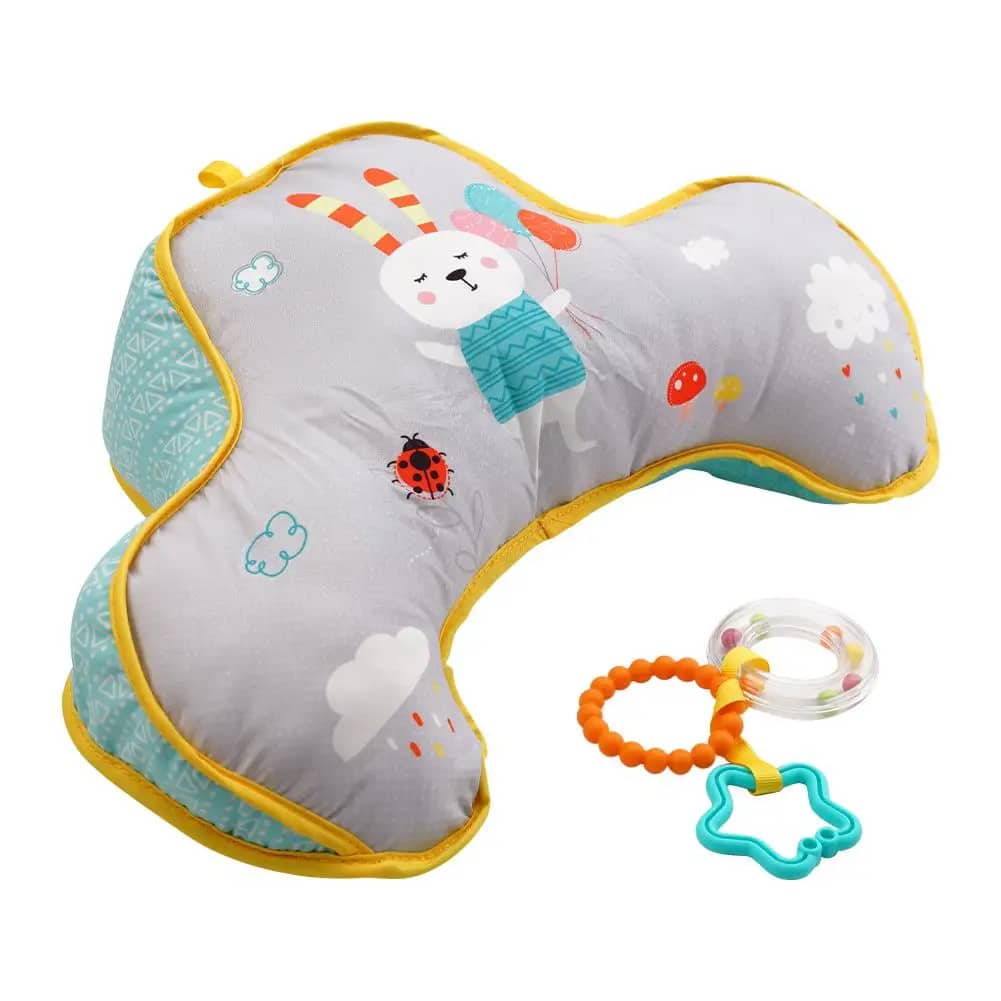 Oreiller Orthopédique Bébé en U avec Jouet Sensoriel sur fond blanc