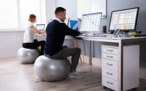 L’ergonomie au travail : une solution pour réduire l’absentéisme ? L’ergonomie au travail : une solution pour réduire l’absentéisme ? Innovation produits ergonomiques gamers 1 300x188 1